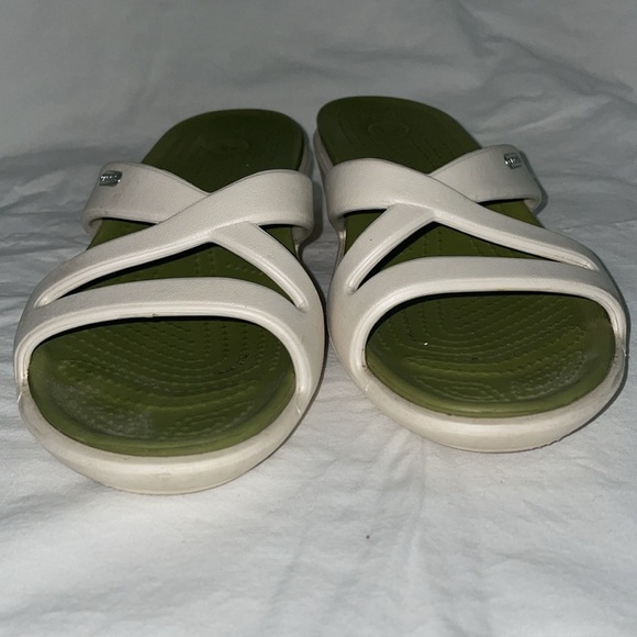 Crocs Patricia Wedge Sandals. White upper with a green footbed. Size 8 - Picture 4 of 10